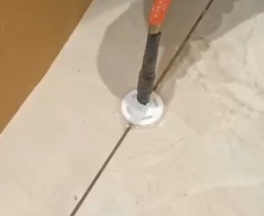 新邵瓷砖空鼓维修公司专业解答瓷砖在铺贴过程中，如果没有涂抹均匀到位的粘结材料（如水泥砂浆或瓷砖胶），可能会导致以下问题