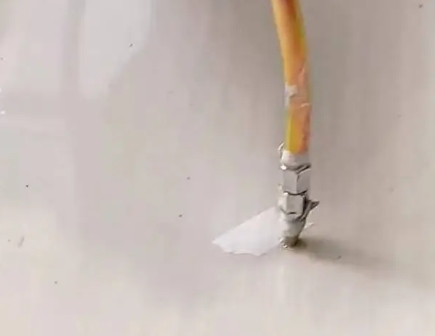 新邵瓷砖空鼓维修公司专业解答在瓷砖铺贴过程中，如果使用的砂料过粗（如全部使用了粗砂），可能会导致以下问题